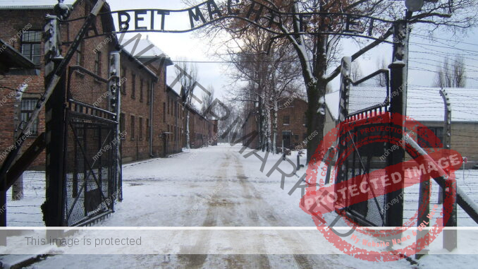"Arbeit macht frei" - Slogan über den Eingang zum KZ (Public domain)