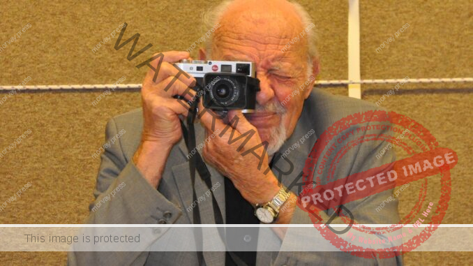 David Rubinger mit seiner Leica